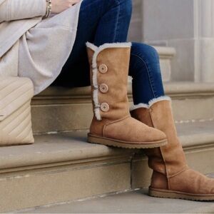 UGG Women's Bailey Button Triplet II boots in chestnut suede in size 7.